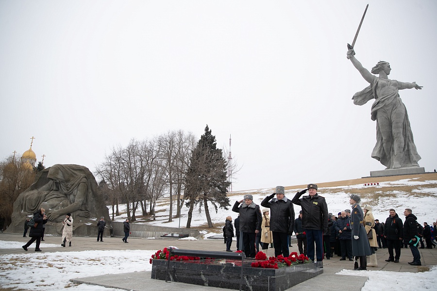 На Мамаевом кургане жители и гости Волгоградской области отдают дань памяти защитникам Сталинграда
